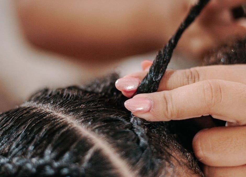 Tressage de cheveux à Precious’Pearl, Le Lamentin, Fort-de-France, MQ. Un soin capillaire professionnel et minutieux.