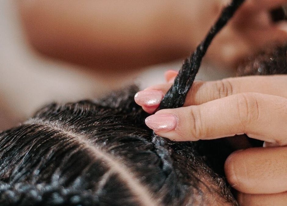 Tressage de cheveux à Precious’Pearl, Le Lamentin, Fort-de-France, MQ. Un soin capillaire professionnel et minutieux.