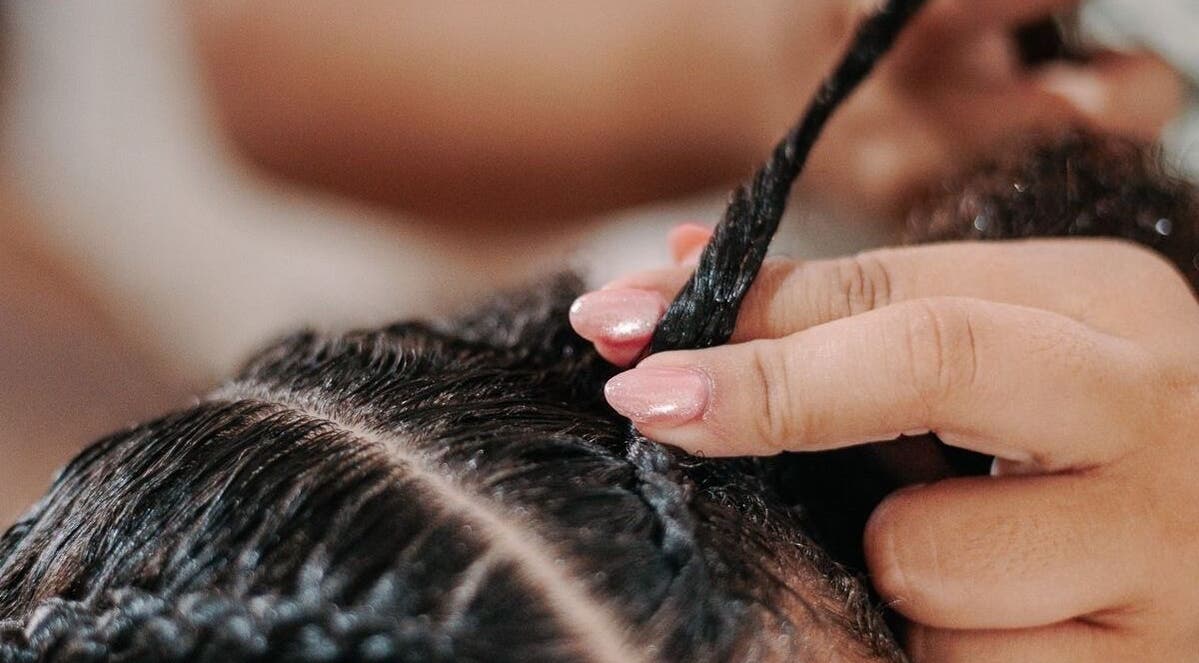 Tressage de cheveux à Precious’Pearl, Le Lamentin, Fort-de-France, MQ. Un soin capillaire professionnel et minutieux.