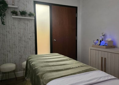 Relaxing massage room at Marinez Maia Aesthetic & Massage, Orlando, Florida, US, with a massage bed and soft lighting.