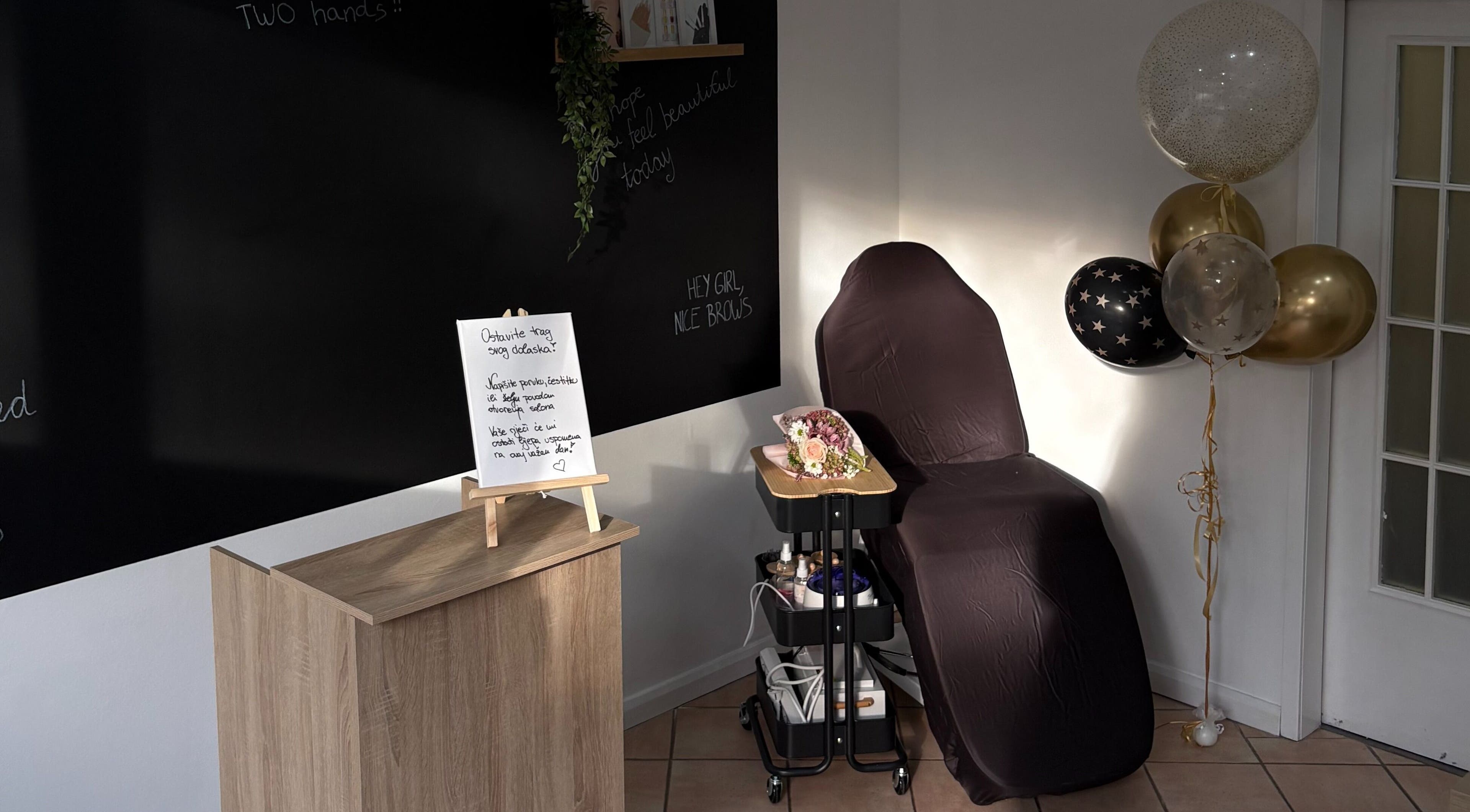 Udobna zona čekaonice sa stolicom i cvijećem u LéStudio, Zagreb, Grad Zagreb, HR.