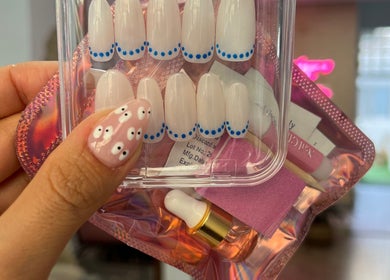 Diseño de uñas con puntos en Cota Child Nails, València, Comunidad Valenciana, ES.