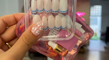Diseño de uñas con puntos en Cota Child Nails, València, Comunidad Valenciana, ES.