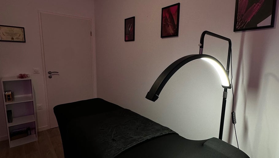 Salle de soins élégante à Lashes Studio, Poitiers, Nouvelle-Aquitaine, FR avec lampe design moderne.