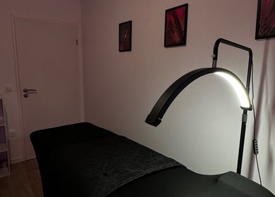 Salle de soins élégante à Lashes Studio, Poitiers, Nouvelle-Aquitaine, FR avec lampe design moderne.