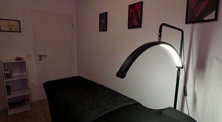 Salle de soins élégante à Lashes Studio, Poitiers, Nouvelle-Aquitaine, FR avec lampe design moderne.