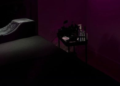 Salle sombre de Lashes Studio à Poitiers, Nouvelle-Aquitaine, FR, avec mobilier élégant et équipements de beauté.
