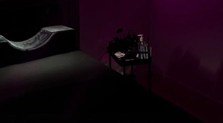Salle sombre de Lashes Studio à Poitiers, Nouvelle-Aquitaine, FR, avec mobilier élégant et équipements de beauté.