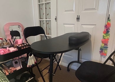 Manicure station at Popsiesmanis, Southampton, England, GB with a pink mirror and beauty products on display.
