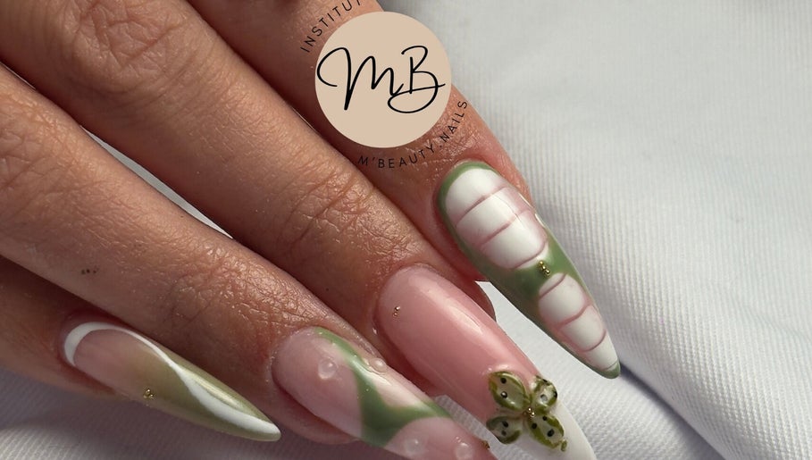 Décoration d'ongles artistique à m'beauty.nalils, Mont-sur-meurthe, Grand Est, FR, avec motif vert unique.