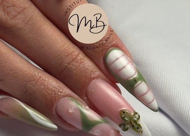 Décoration d'ongles artistique à m'beauty.nalils, Mont-sur-meurthe, Grand Est, FR, avec motif vert unique.