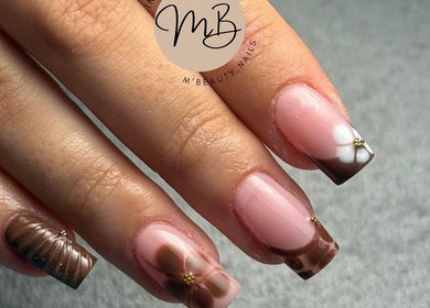 Nail art élégante chez m'beauty.nalils, Mont-sur-meurthe, Grand Est, FR. Ongles décorés de motifs floraux.