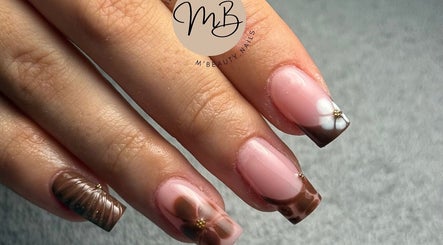 Nail art élégante chez m'beauty.nalils, Mont-sur-meurthe, Grand Est, FR. Ongles décorés de motifs floraux.