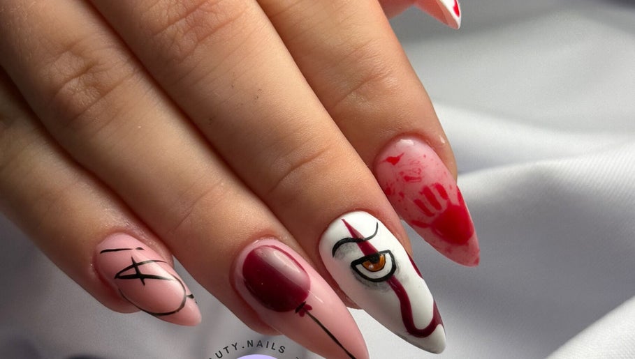 Manucure artistique à M'beauty.Nails, Mont-sur-meurthe, Grand Est, FR, avec motifs créatifs et colorés.