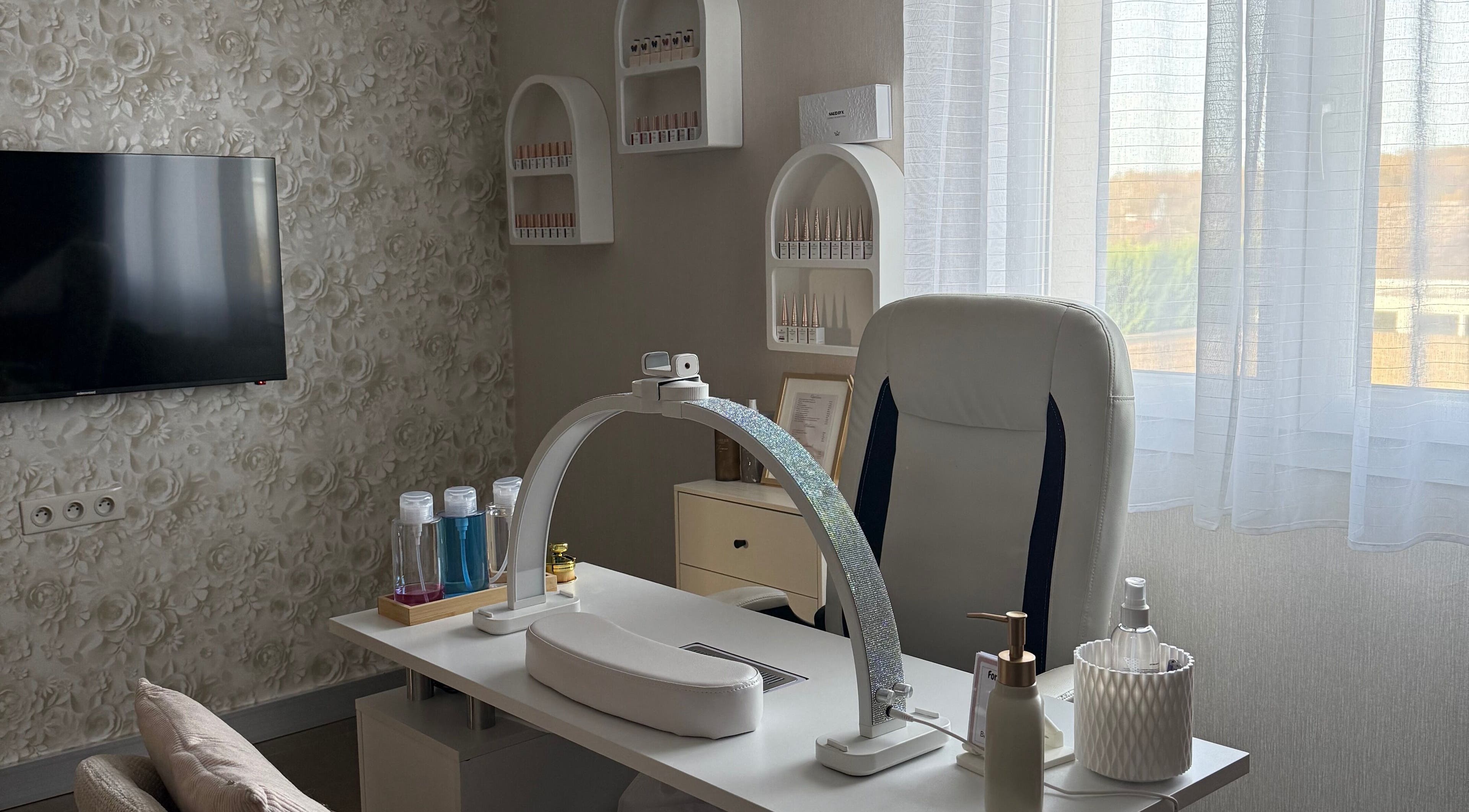 Salon moderne chez nailsartist.byM à Mont-sur-meurthe, Grand Est, FR, offrant une élégance raffinée.