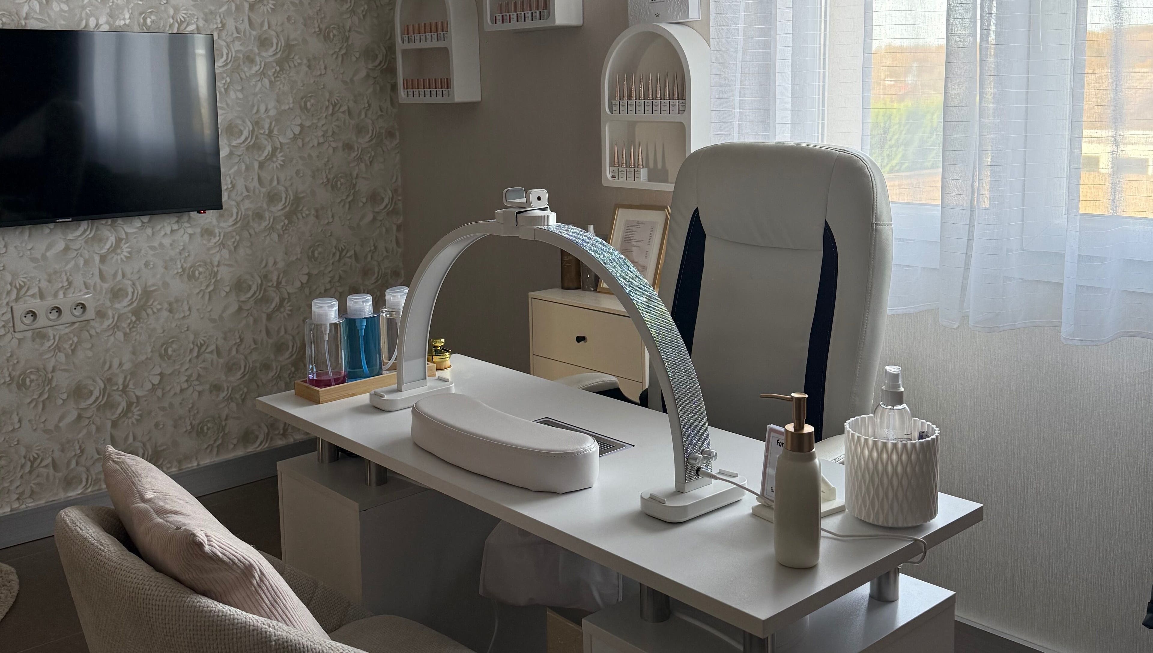 Table de manucure élégante chez Nailsartist.By M, Mont-sur-meurthe, Grand Est, FR.