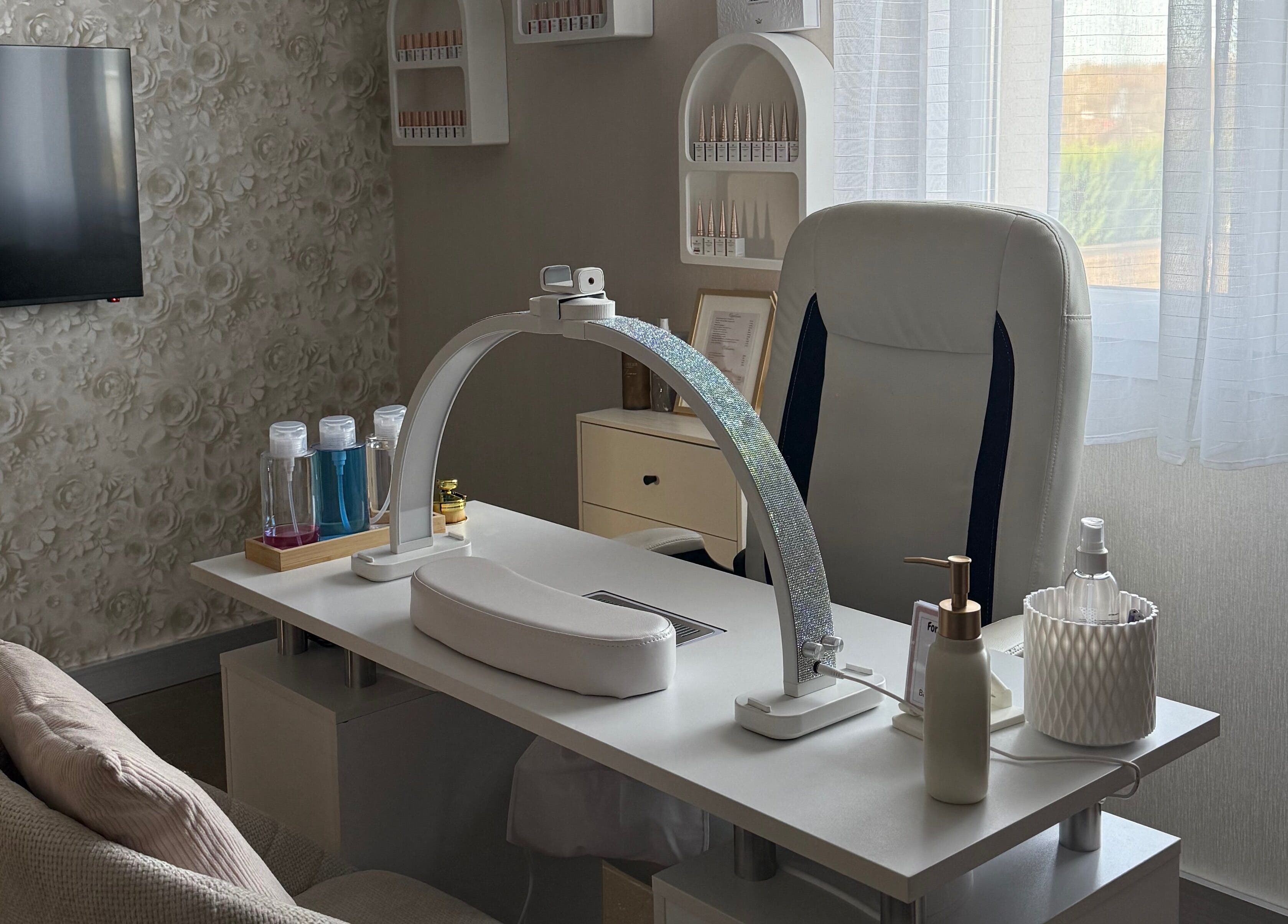 Table de manucure élégante chez Nailsartist.By M, Mont-sur-meurthe, Grand Est, FR.