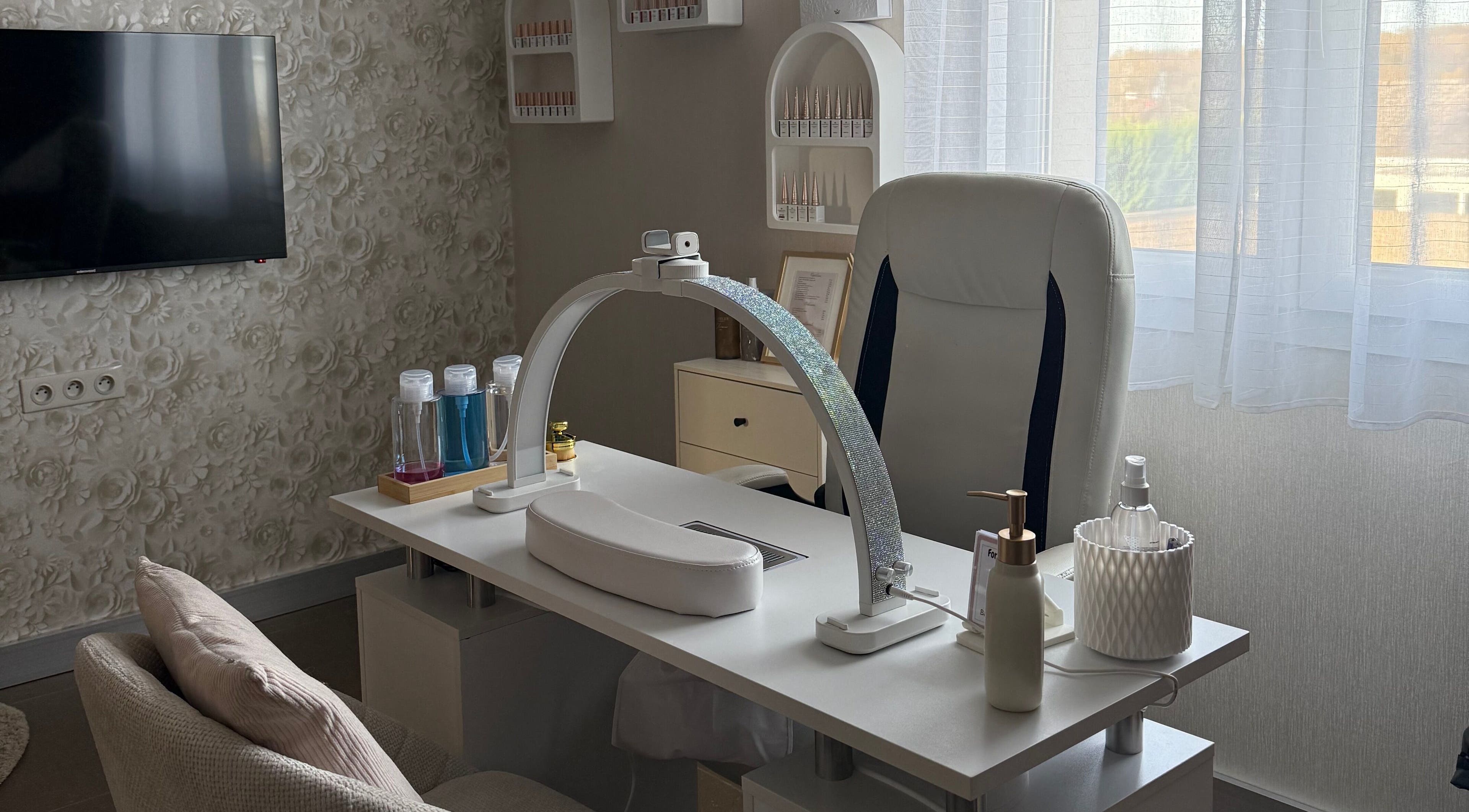 Table de manucure élégante chez Nailsartist.By M, Mont-sur-meurthe, Grand Est, FR.