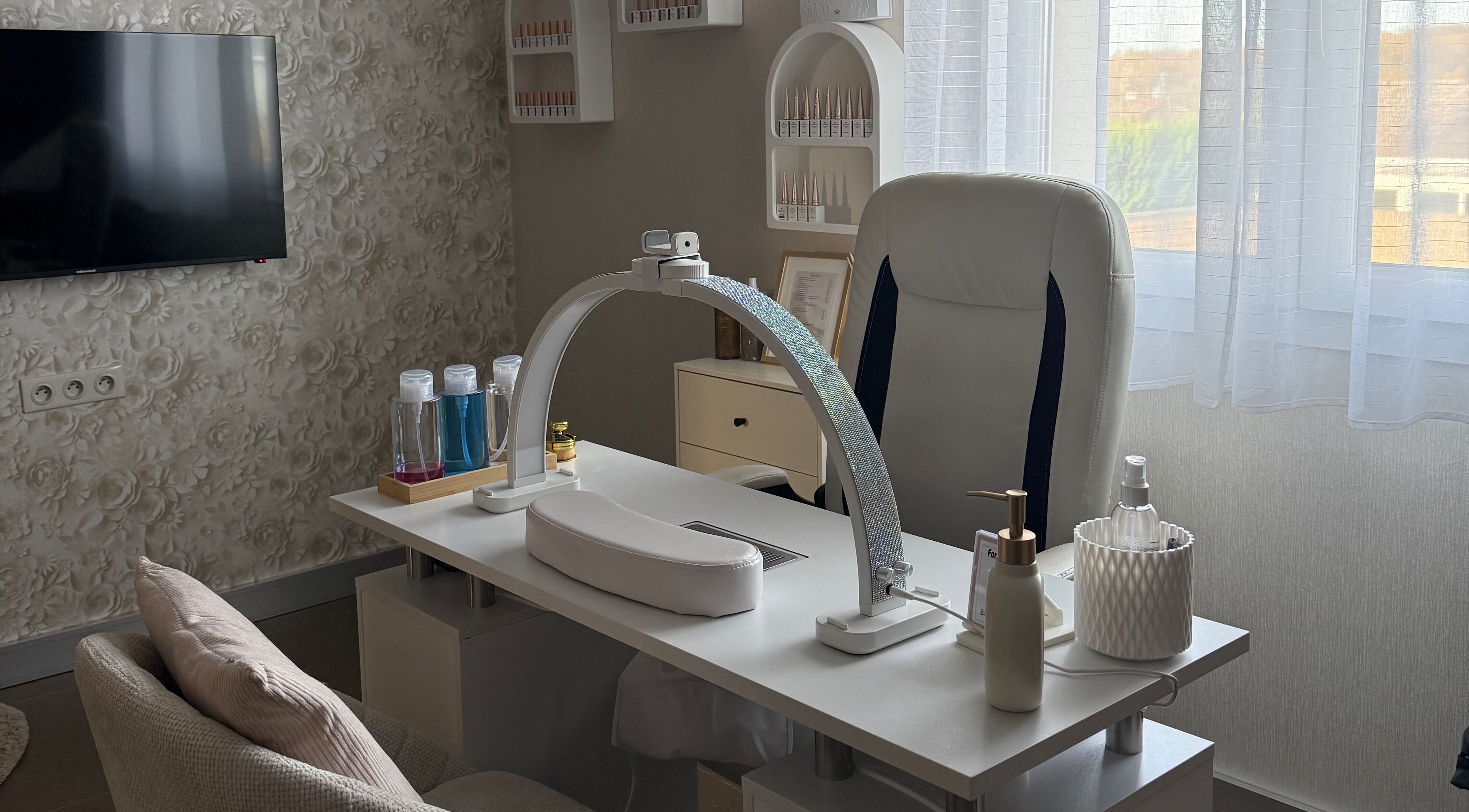 Table de manucure élégante chez Nailsartist.By M, Mont-sur-meurthe, Grand Est, FR.