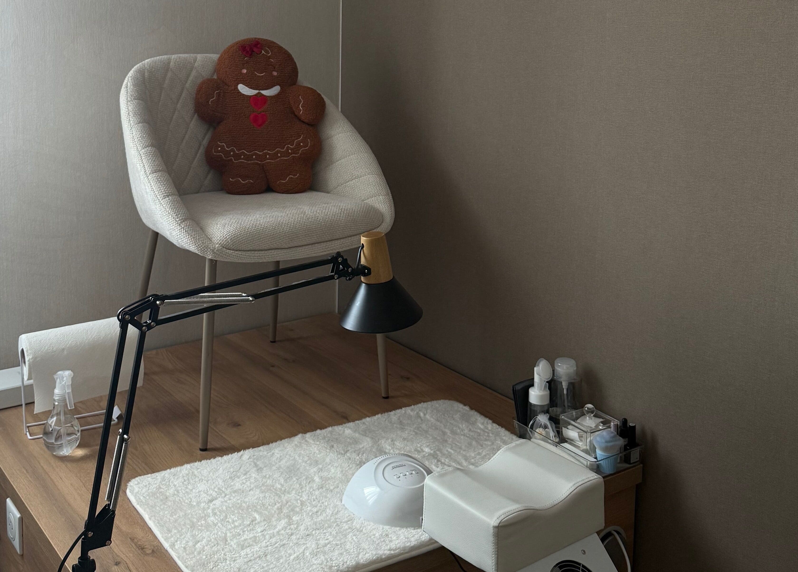 Coin manucure chez Nailsartist.By M à Mont-sur-meurthe, Grand Est, FR, confortable avec fauteuil et matériel propre.