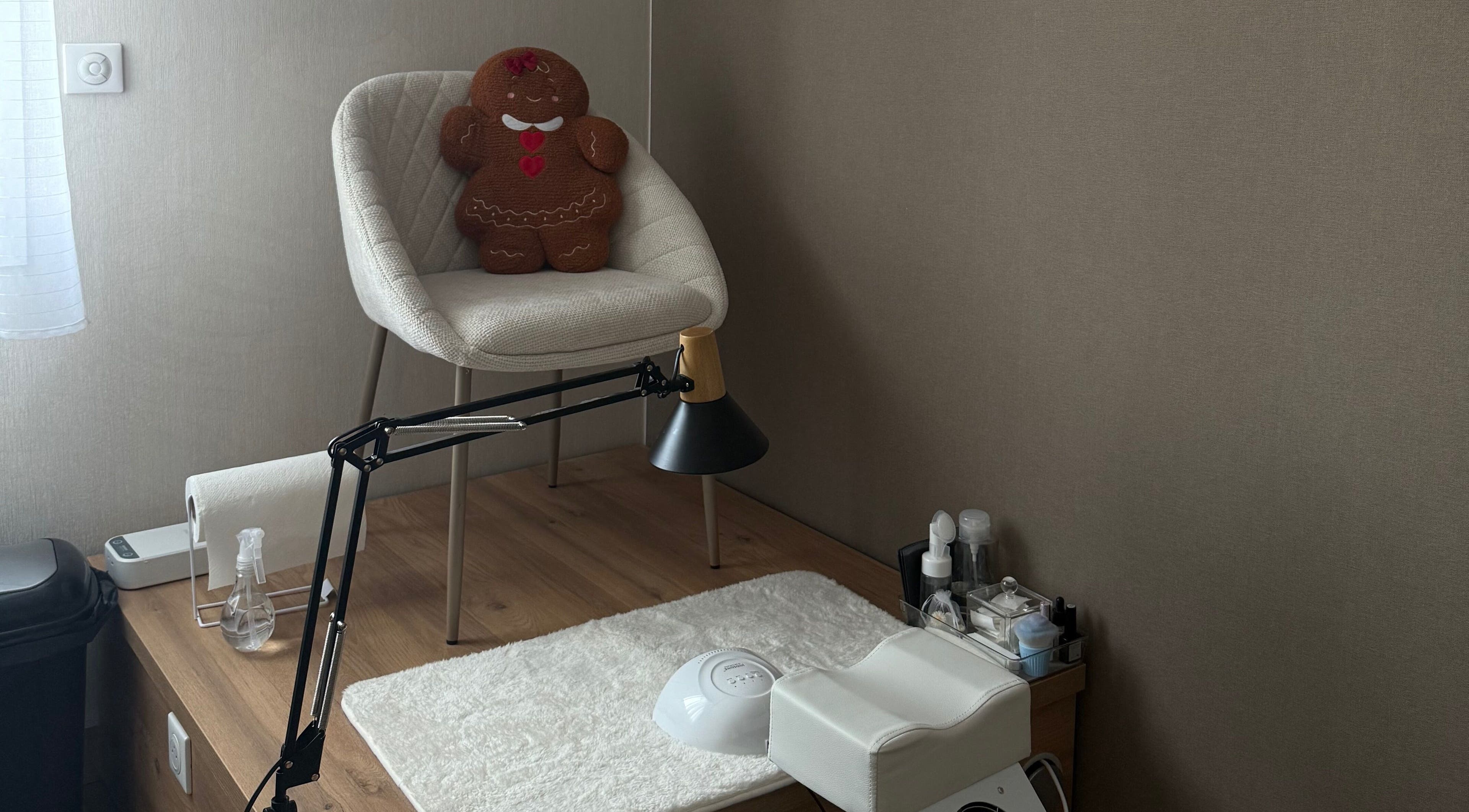 Coin manucure chez Nailsartist.By M à Mont-sur-meurthe, Grand Est, FR, confortable avec fauteuil et matériel propre.