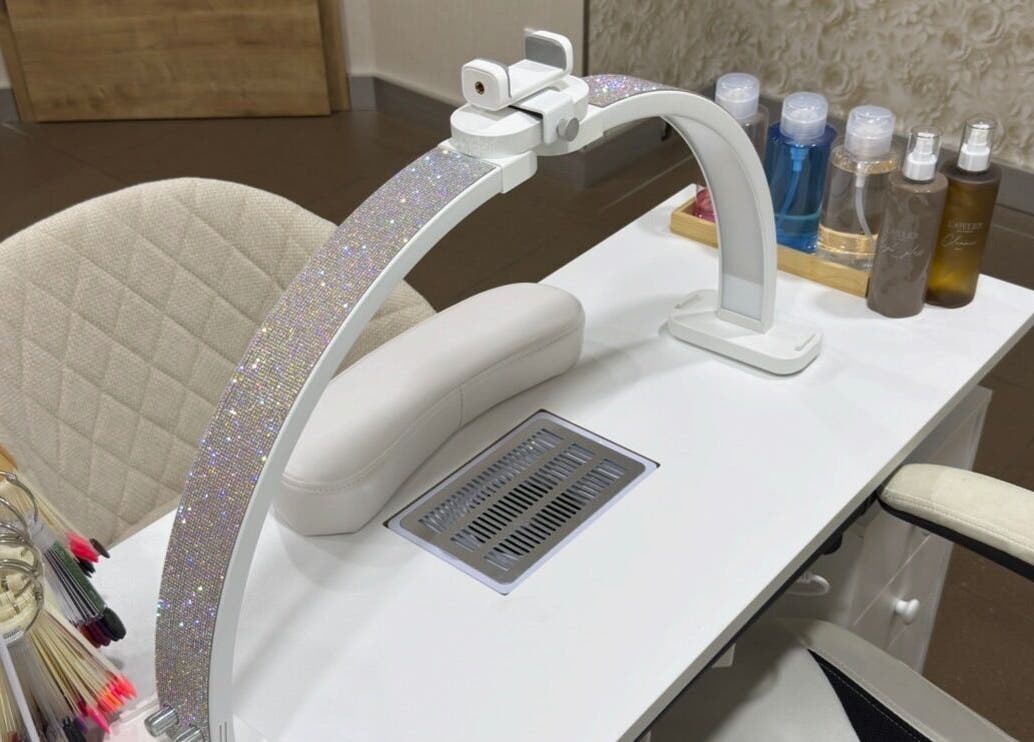 Table de manucure élégante chez Nailsartist.By M à Mont-sur-meurthe, Grand Est, FR, avec outils professionnels.