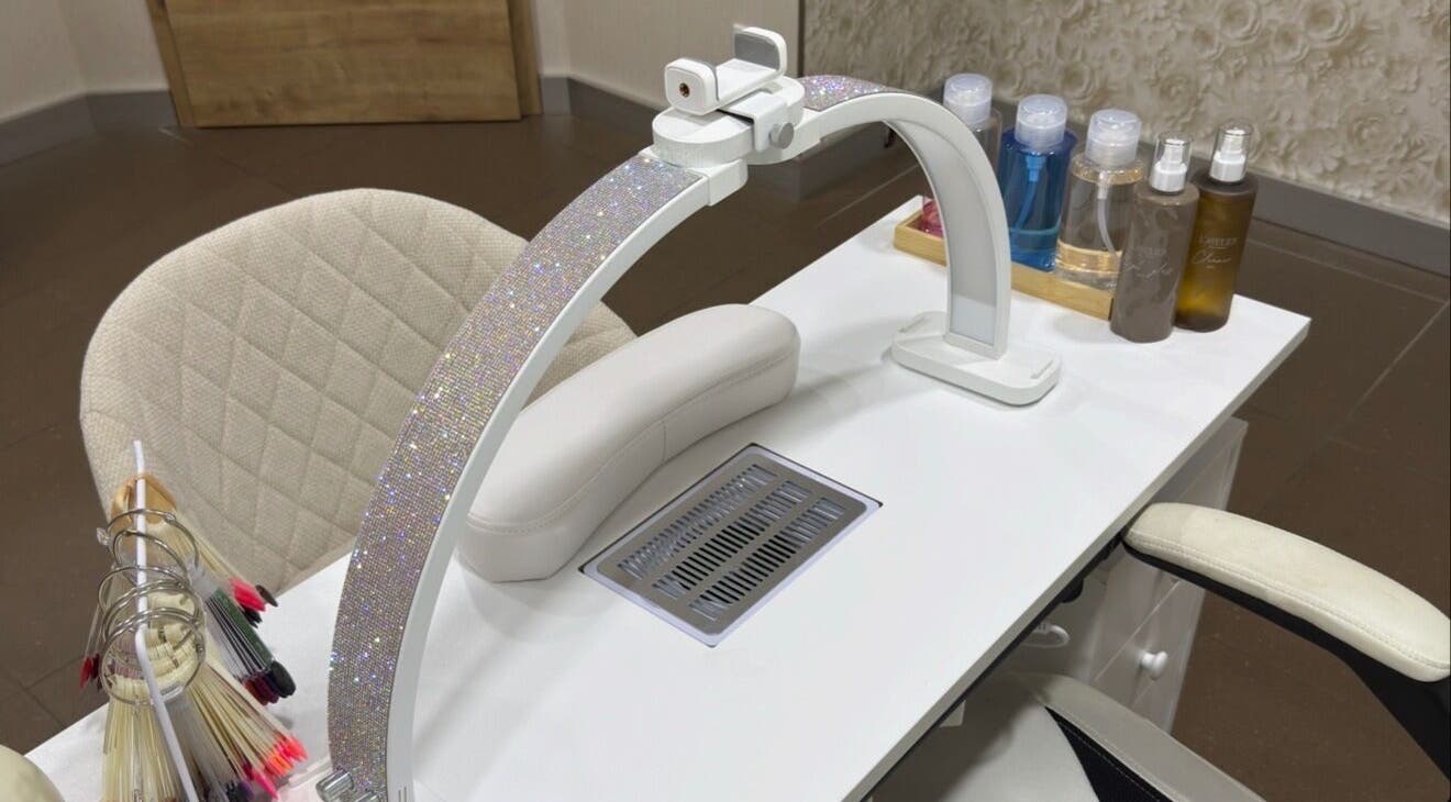 Table de manucure élégante chez Nailsartist.By M à Mont-sur-meurthe, Grand Est, FR, avec outils professionnels.