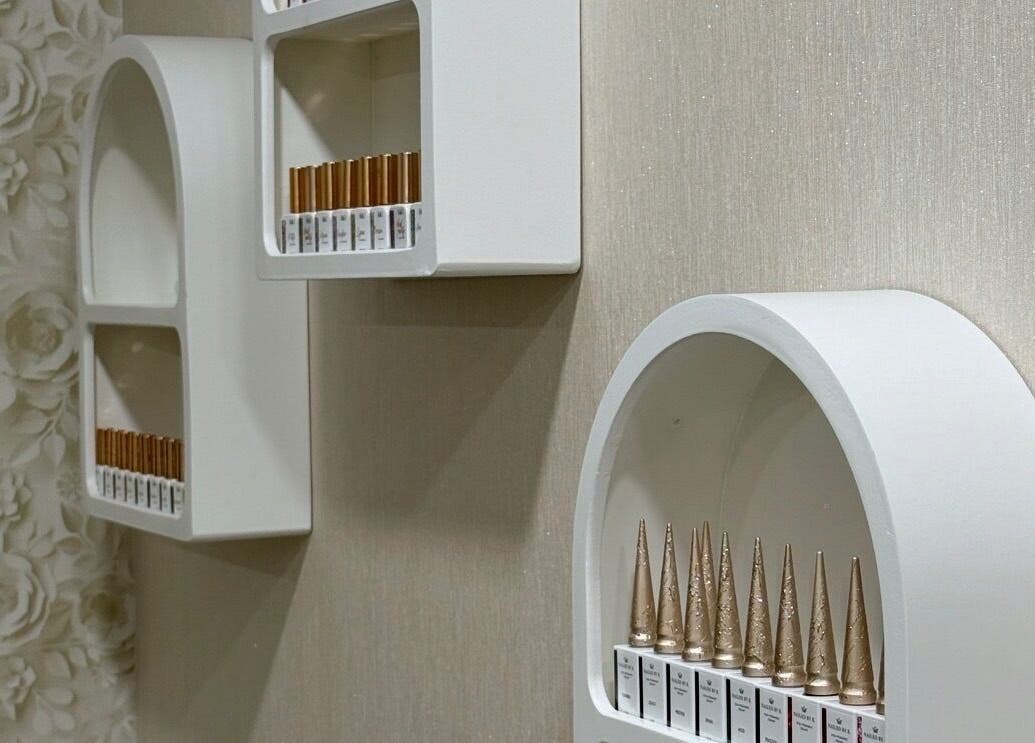 Étagères modernes avec produits de beauté chez Nailsartist.By M, Mont-sur-meurthe, Grand Est, FR.