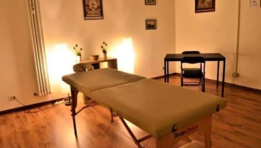 Sala massaggi accogliente di Armonie Spa a Torino, Piemonte, IT, con tavolo massaggi e luci soffuse.