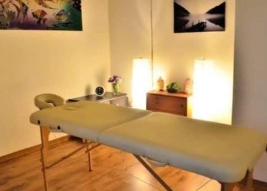 Sala massaggi accogliente ad Armonie Spa, Torino, Piemonte, IT con illuminazione soffusa e arredi eleganti.