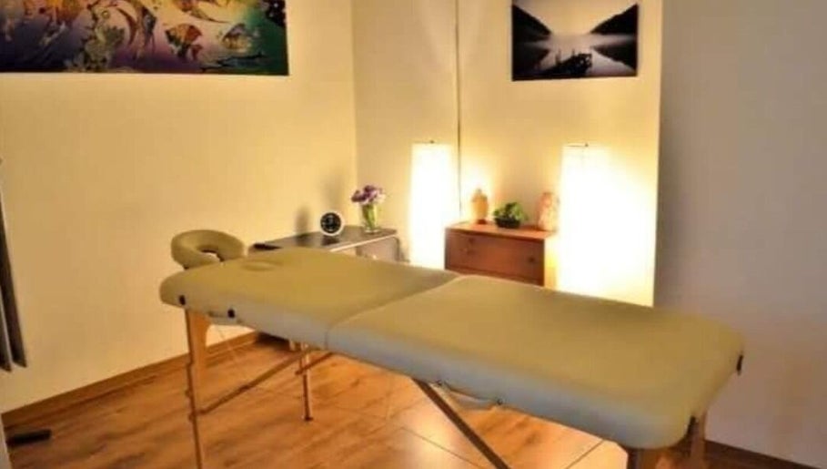 Sala massaggi illuminata ad Armonie Spa, Torino, Piemonte, IT per un'esperienza relax.