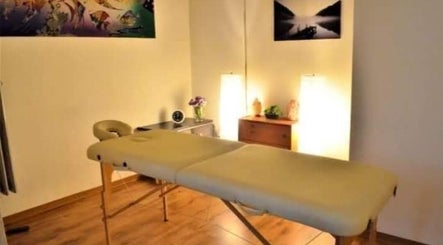 Sala massaggi illuminata ad Armonie Spa, Torino, Piemonte, IT per un'esperienza relax.