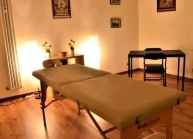 Sala relax presso Armonie Spa, Torino, Piemonte, IT con lettino massaggi e arredamento elegante.