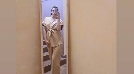 Cliente in abito beige a Armonie Spa, Torino, Piemonte, IT, davanti a uno specchio elegante.