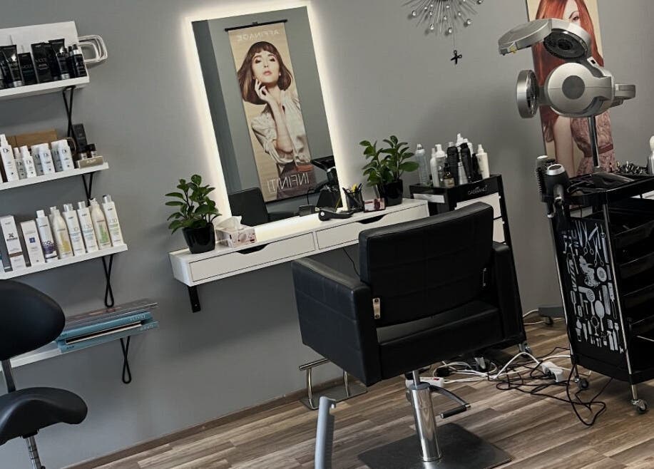 Salon Gp: moderni kampaamotuoli ja tuotteet Espoossa, Uusimaa, FI.