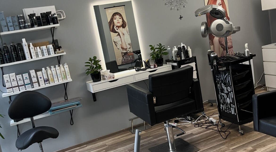 Salon Gp: moderni kampaamotuoli ja tuotteet Espoossa, Uusimaa, FI.