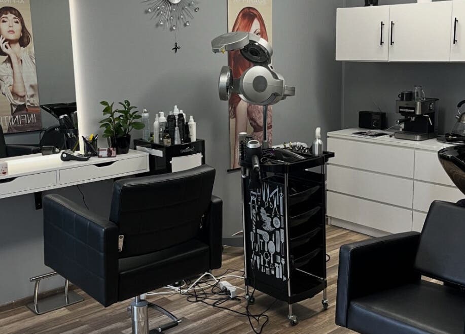 Moderni kampaamohuone Salon Gp:ssä, Espoo, Uusimaa, FI, jossa mustat tuolit ja peilit.