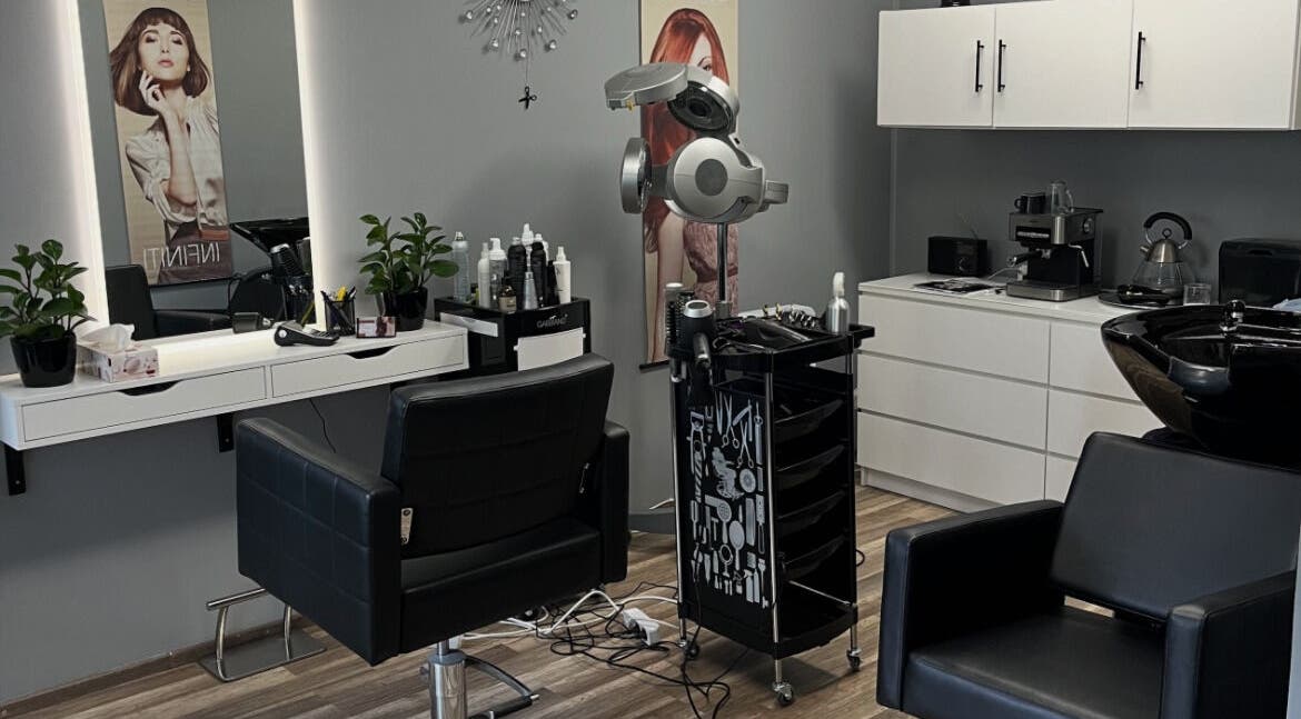 Moderni kampaamohuone Salon Gp:ssä, Espoo, Uusimaa, FI, jossa mustat tuolit ja peilit.