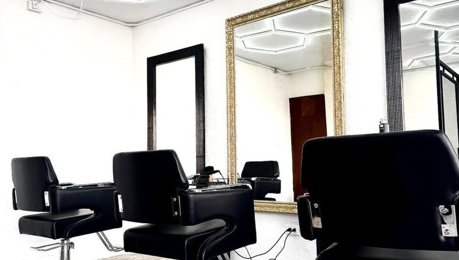 Sillas de peluquería frente a espejos dorados en O Cabelo, Ciudad De México, Ciudad De México, MX.