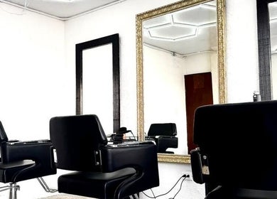 Sillas de peluquería frente a espejos dorados en O Cabelo, Ciudad De México, Ciudad De México, MX.