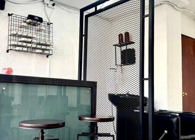 Interior de O Cabelo en Ciudad De México, MX, con diseño minimalista e industrial ideal para cuidado personal.