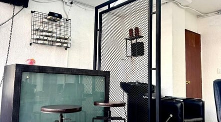 Interior de O Cabelo en Ciudad De México, MX, con diseño minimalista e industrial ideal para cuidado personal.