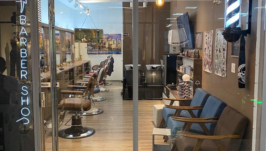 Inside view of Frank Barber Shop in Panamá, Provincia De Panamá, PA, showcasing stylish barber chairs and décor.