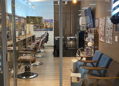 Inside view of Frank Barber Shop in Panamá, Provincia De Panamá, PA, showcasing stylish barber chairs and décor.