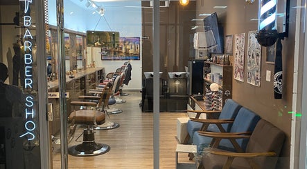 Inside view of Frank Barber Shop in Panamá, Provincia De Panamá, PA, showcasing stylish barber chairs and décor.
