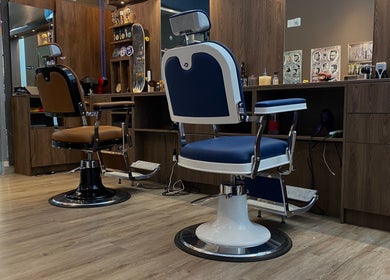 Modern barber chairs at Frank Barber Shop, Panamá, Provincia De Panamá, PA, showcasing stylish design and comfort.