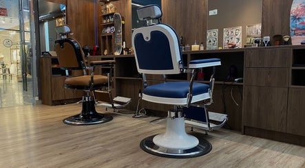 Modern barber chairs at Frank Barber Shop, Panamá, Provincia De Panamá, PA, showcasing stylish design and comfort.