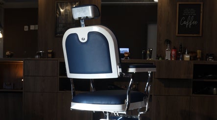 Premium barber chair at Frank Barber Shop, Panamá, Provincia De Panamá, PA, ready for precision grooming.