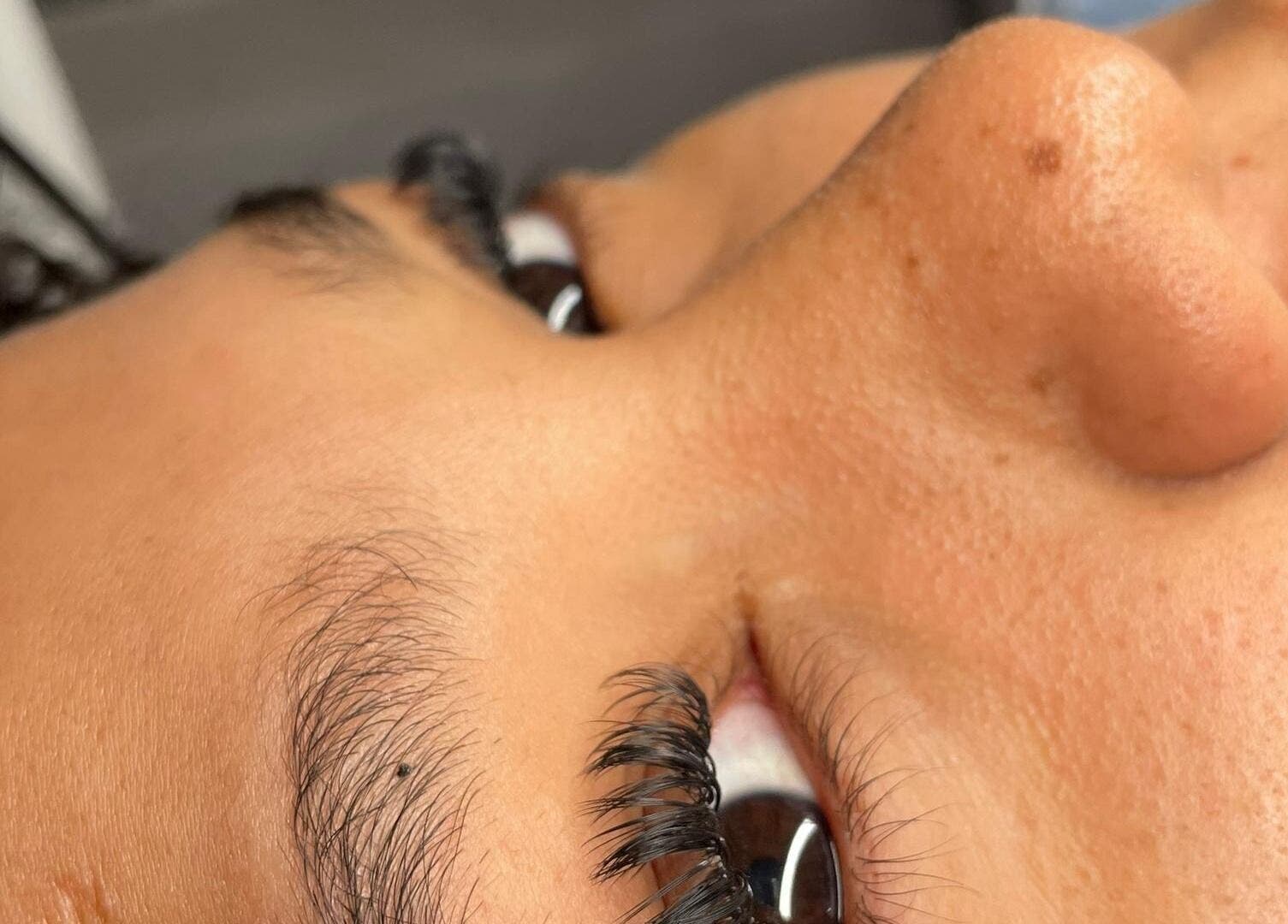 Close-up of eyelash extensions at Genamil.ve, Maracay, Aragua, VE, showcasing precision and elegance.