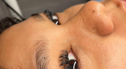 Close-up of eyelash extensions at Genamil.ve, Maracay, Aragua, VE, showcasing precision and elegance.